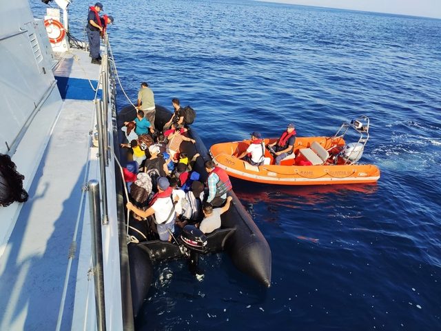 Didim’de karada ve denizde 79 göçmen yakalandı