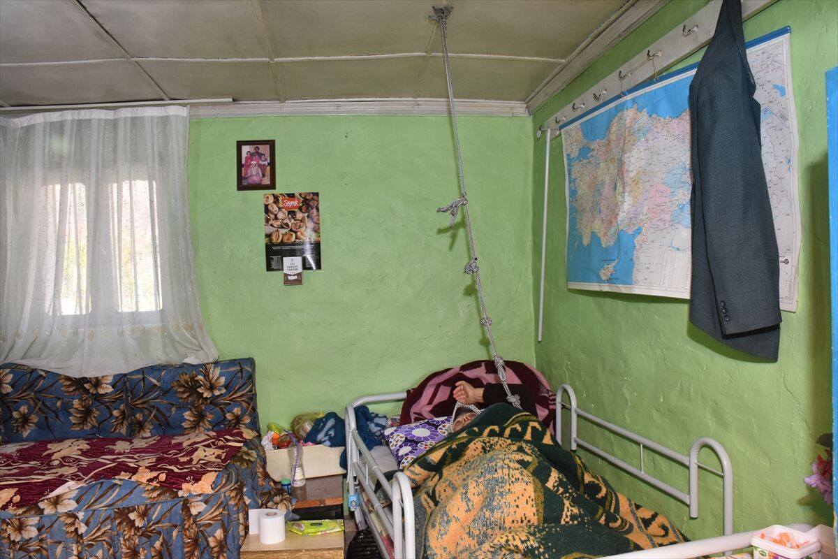 yatalak-esine-vefa-gosteriyor7.jpg