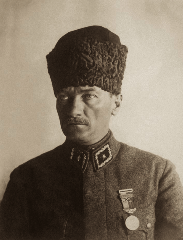 Müşir_Gazi_Mustafa_Kemal_Paşa,_Balıkesir,_1923