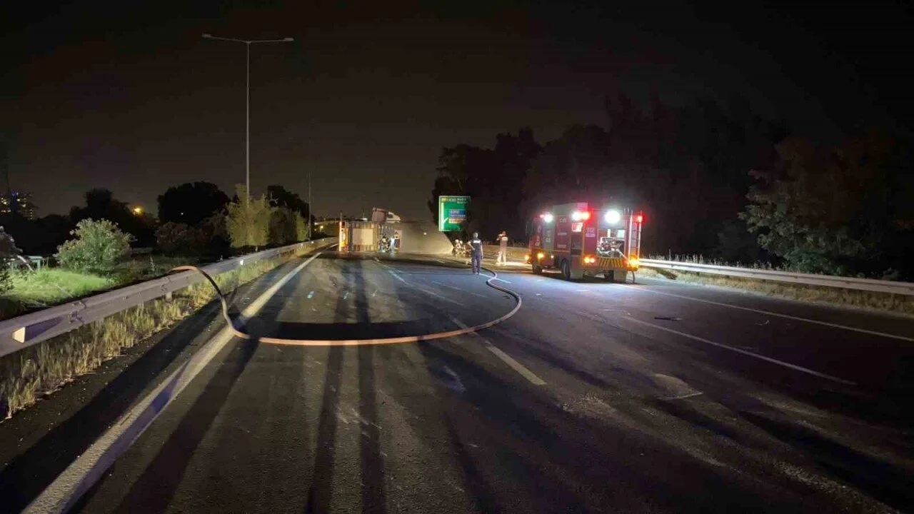 Dogalgaz Yuklu Tir Devrildi Otoyol Trafige Kapatildi 20240614 A W228318