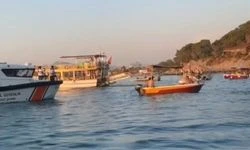 Kusadasinda Tur Teknesi Batti