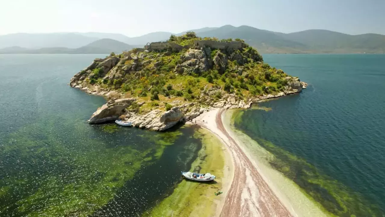 Ortasinda Kus Cenneti Bulunan Bafa Golu 1597927397 8574