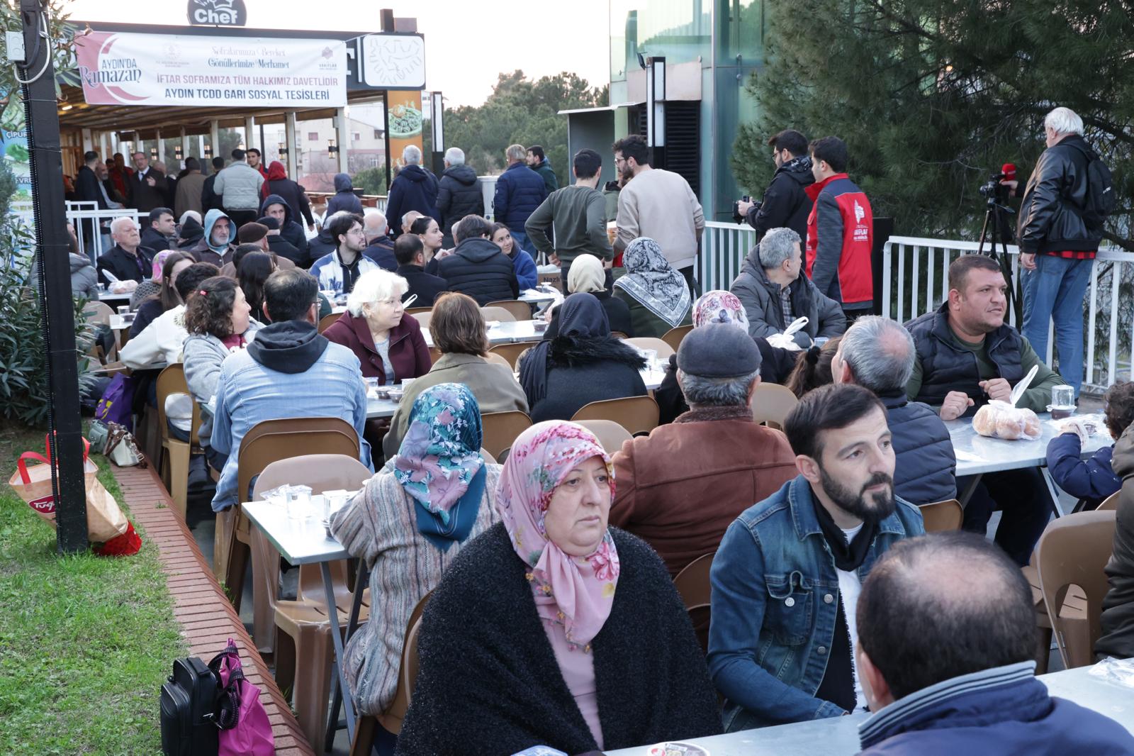 Aydında Dev İftar Programı Binlerce Kişi Bir Araya Geldi