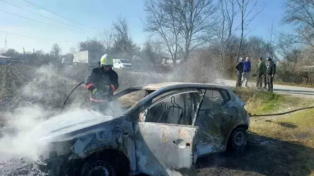 Tarlaya Cektigi Otomobilde Kendini Atese Verm 2 18432219 O