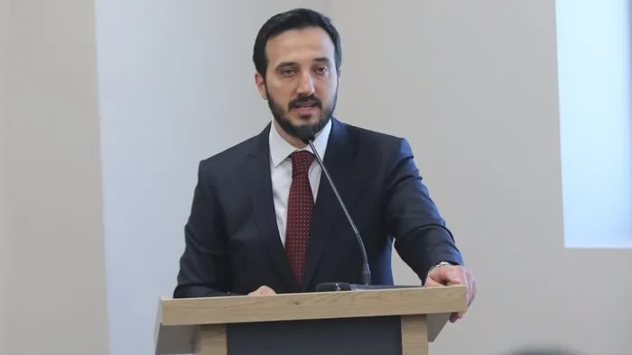0X0 Ak Partiden Ozgur Ozele Tepki Cunta Esittir Chpdir 1743940984337