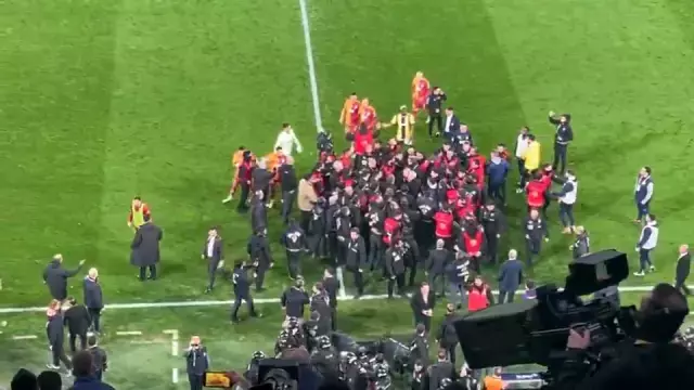 Fenerbahce Galatasaray Mucadelesinde Ortalik 18490996 2623 M