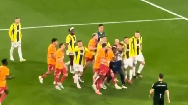 Fenerbahce Galatasaray Mucadelesinde Ortalik 18490996 6809 M