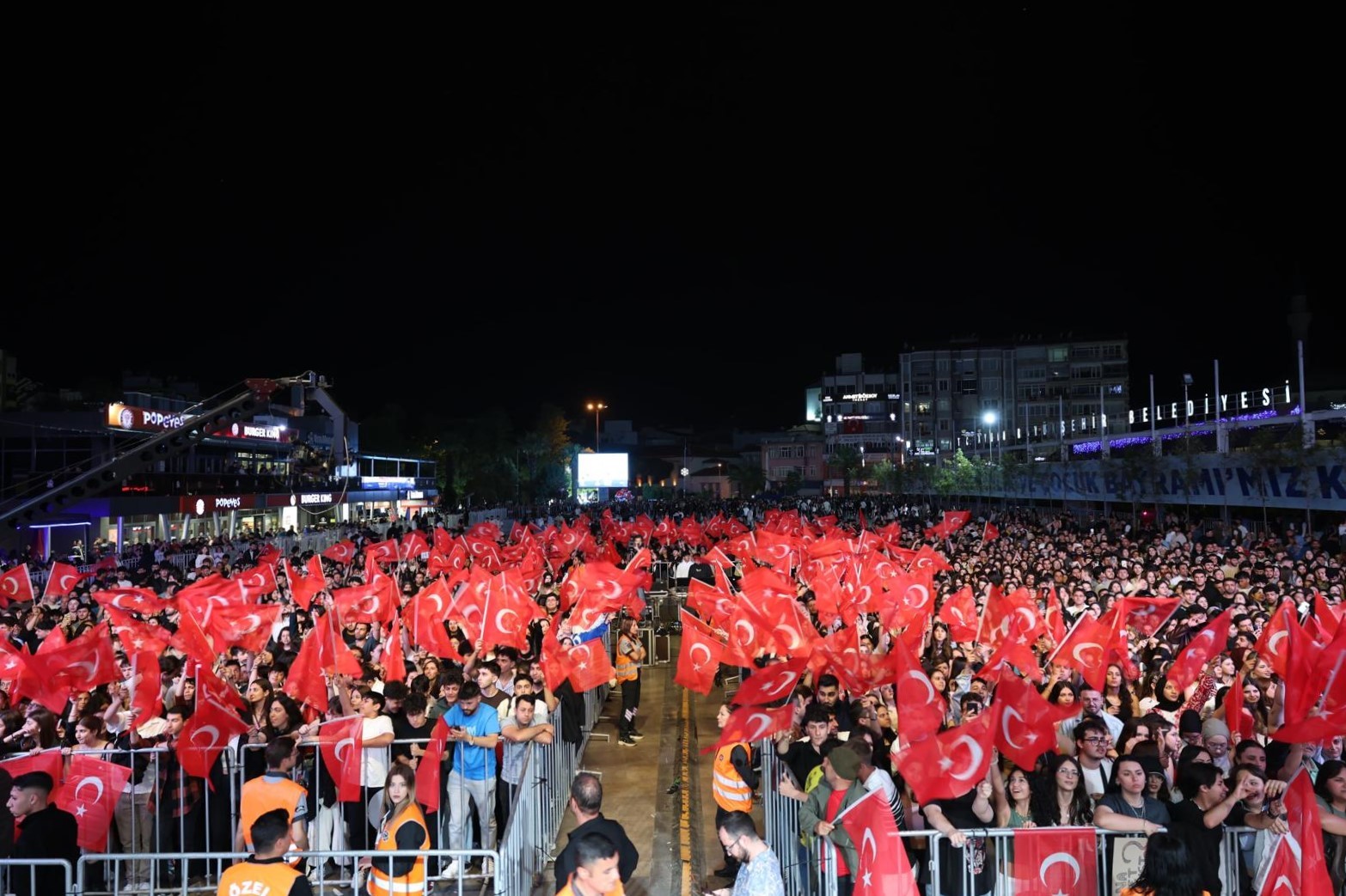 Pinhani'den Aydınlılara Müzik Ziyafeti1