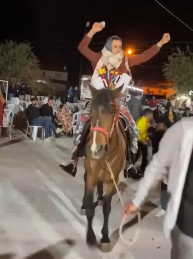 Damat Caresizce Bekledi Dugunde Takilanlar 18597265 8382 M