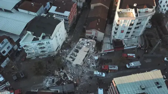 Gebze De Yikilan Binada 1 Kisinin Cansiz Bedenine 19198104 6716 M