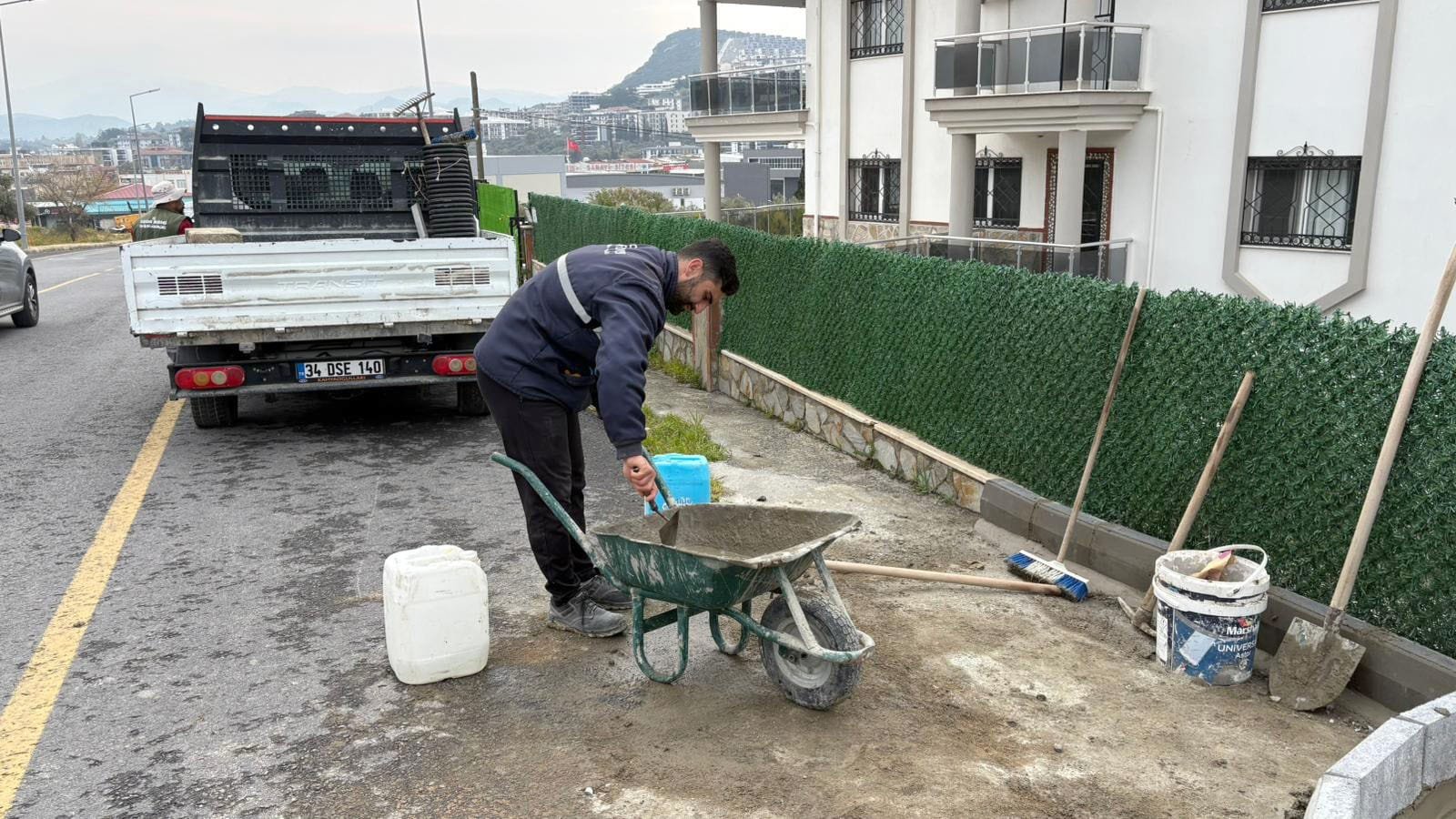 Kuşadası Belediyesi yol çalışmalarını sürdürüyor