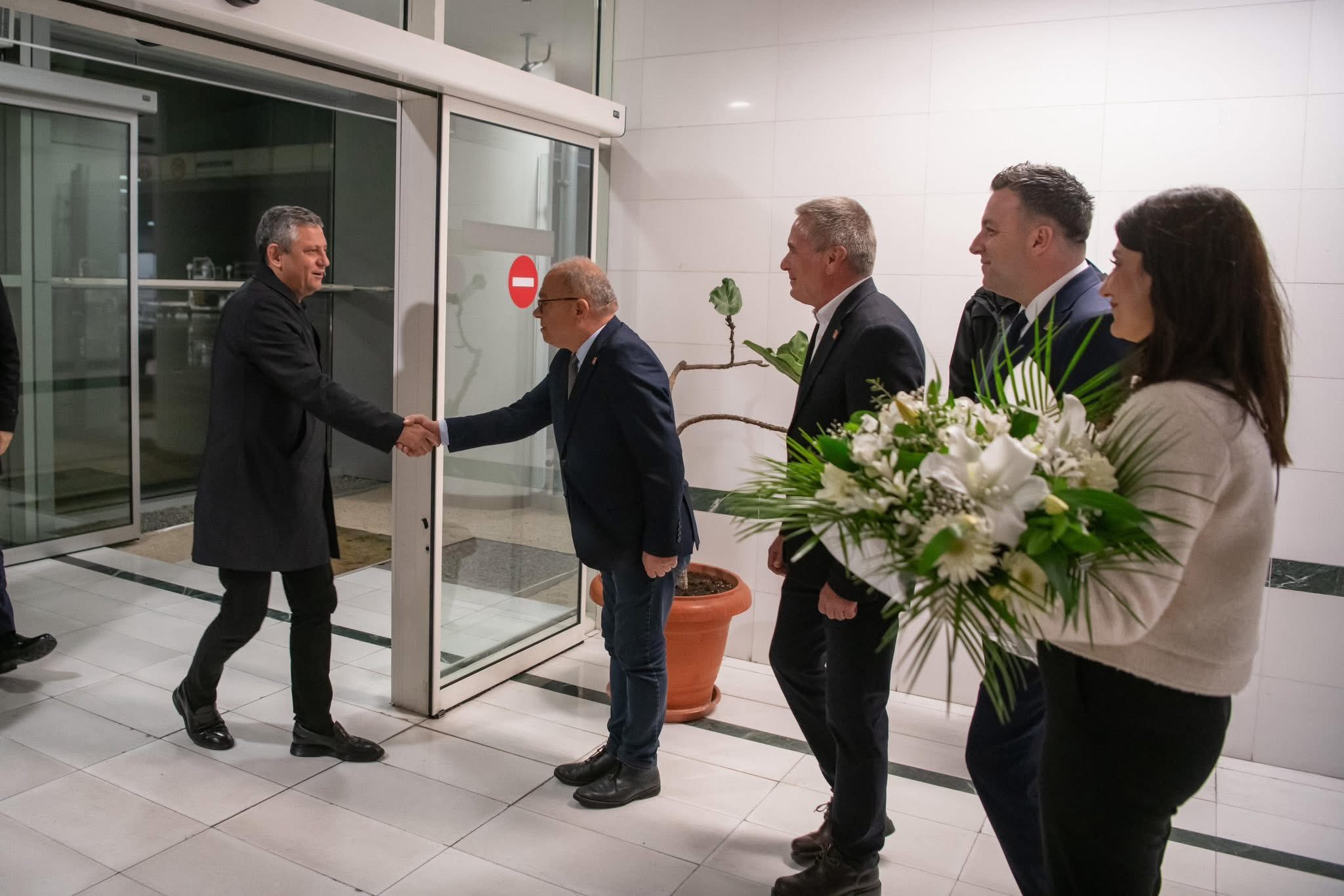 CHP’liler Genel Başkan Özel’i çiçeklerle karşıladı