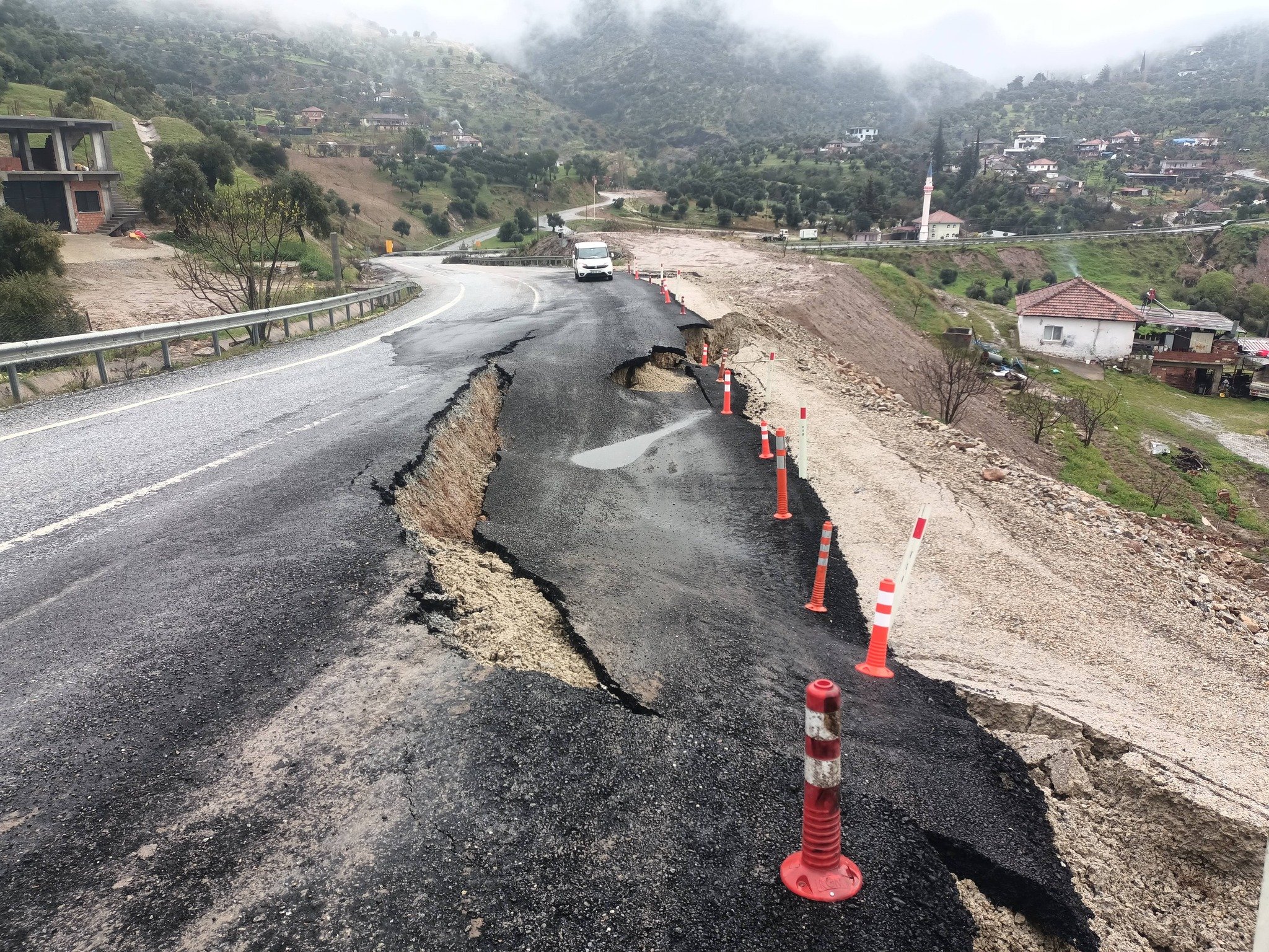 İncirliova’da aynı yol yine çöktü! 1 ayda ikinci skandal