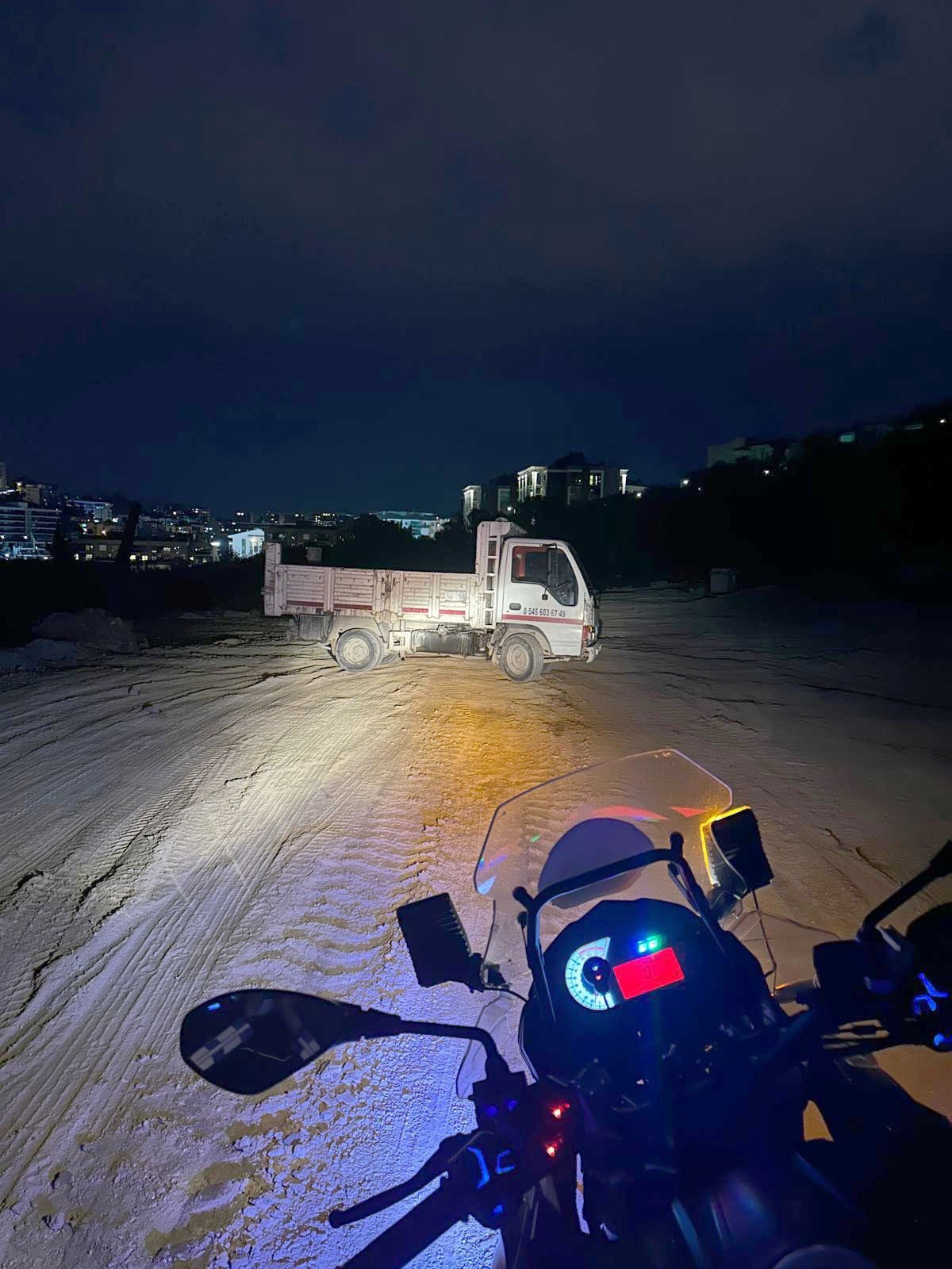 Kuşadası'nda kaçak moloz dökerken suçüstü yakalandı