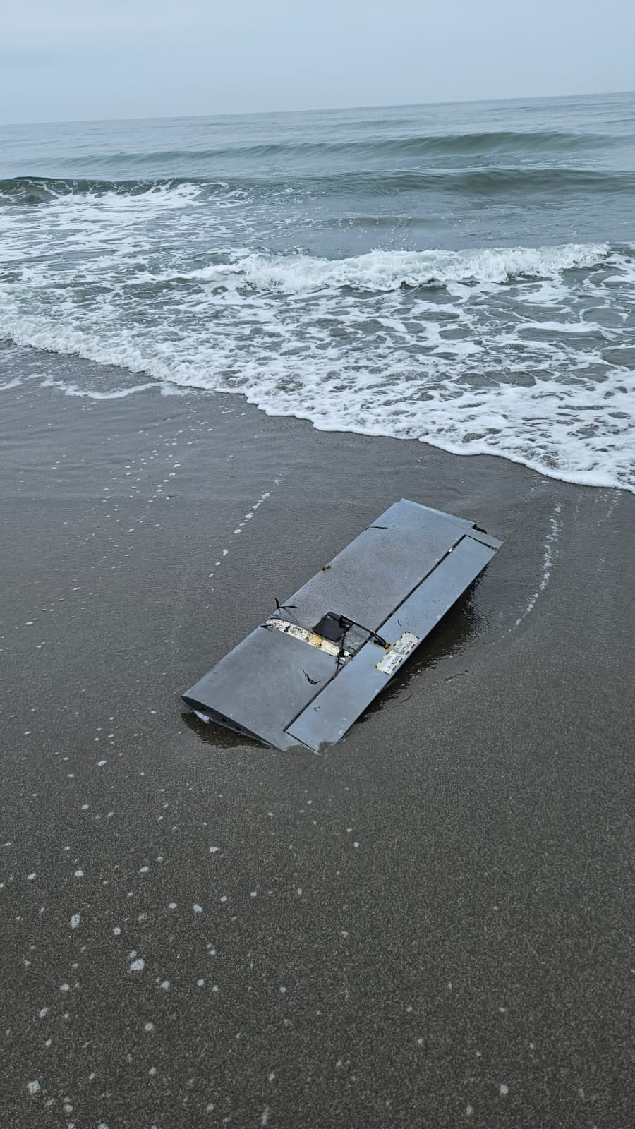 Sahile dron parçası vurdu