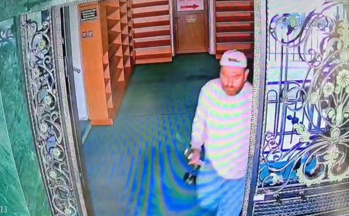 Oltalı hırsız camiden mikrofon çaldı