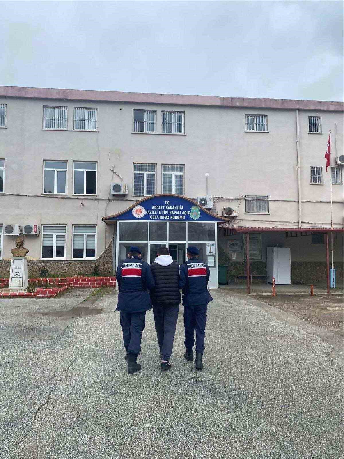 Kuşadası ve Nazilli'de aranan 2 şahıs yakalandı