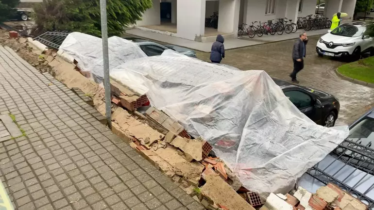 Aydın’da duvar faciası: 4 otomobil hasar gördü