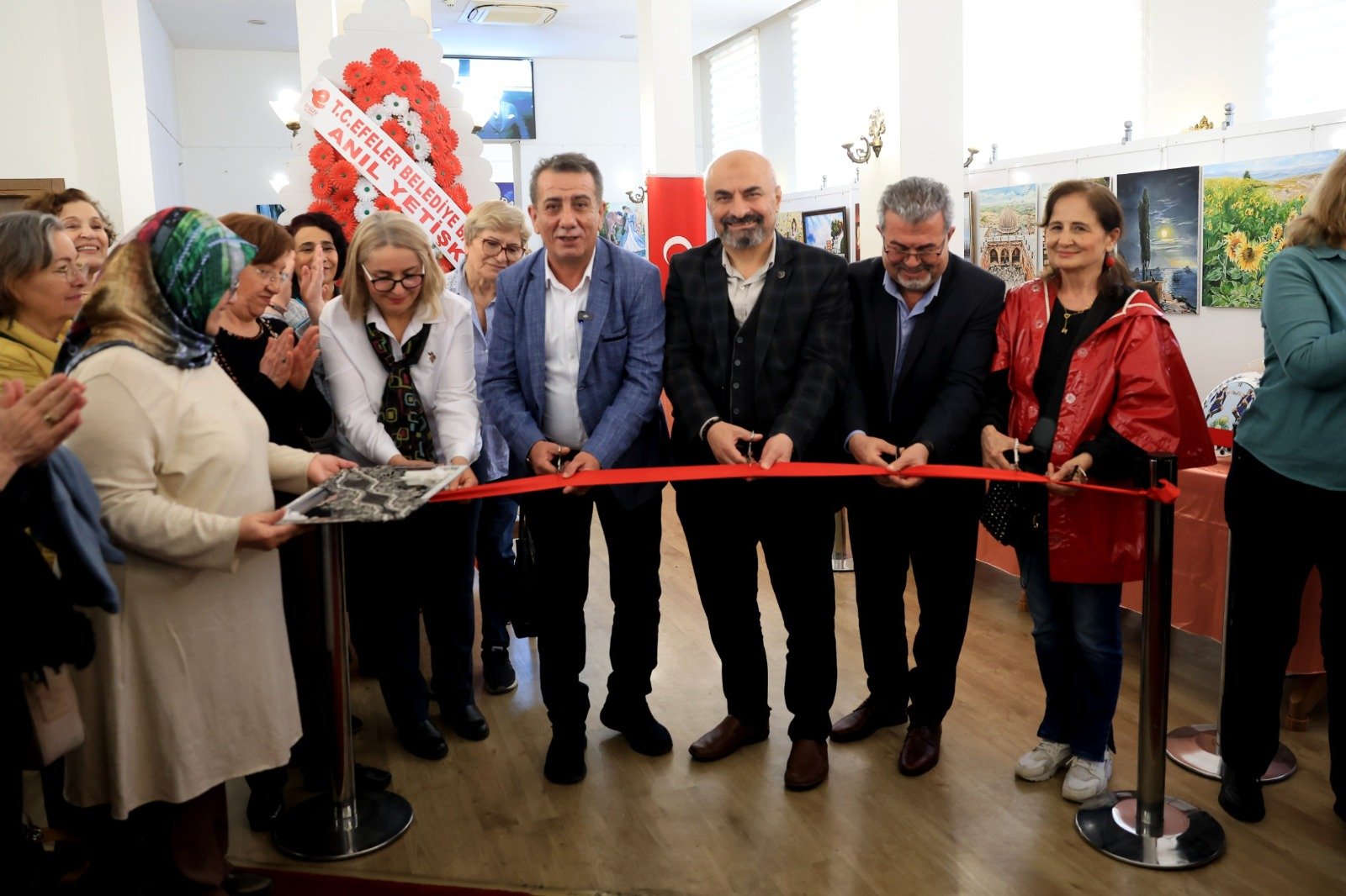 Başkan Yetişkin Efeler'in sanat sergisini açtı