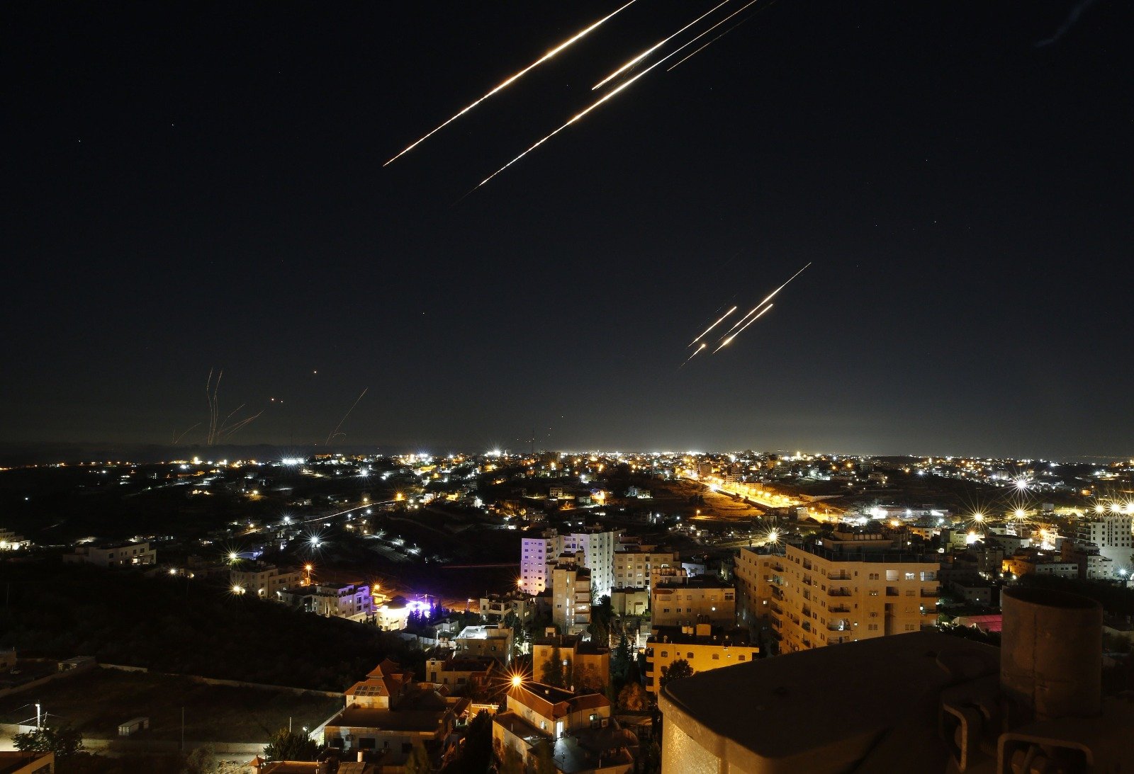 İran’dan İsrail’e füze yağdı: En az 1 ölü