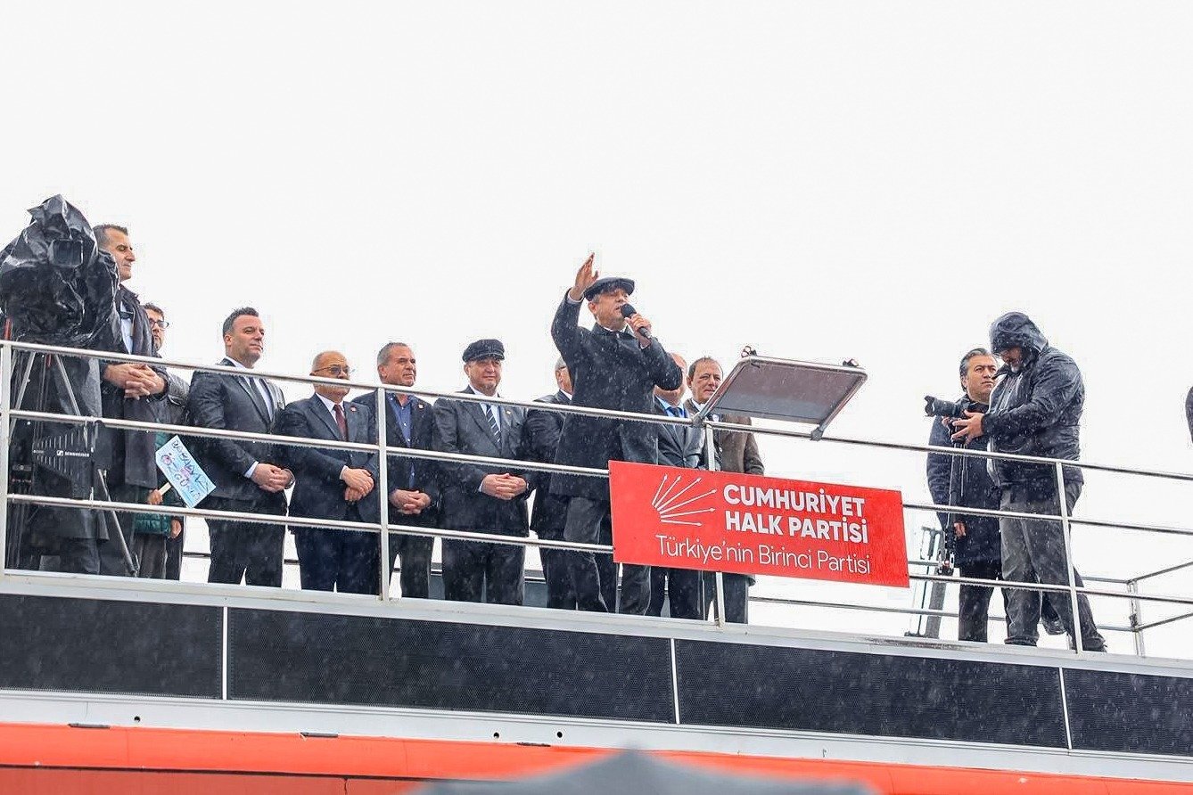 Başkan Anıl Yetişkin ile CHP lideri Özel demokrasi mitinginde yan yana