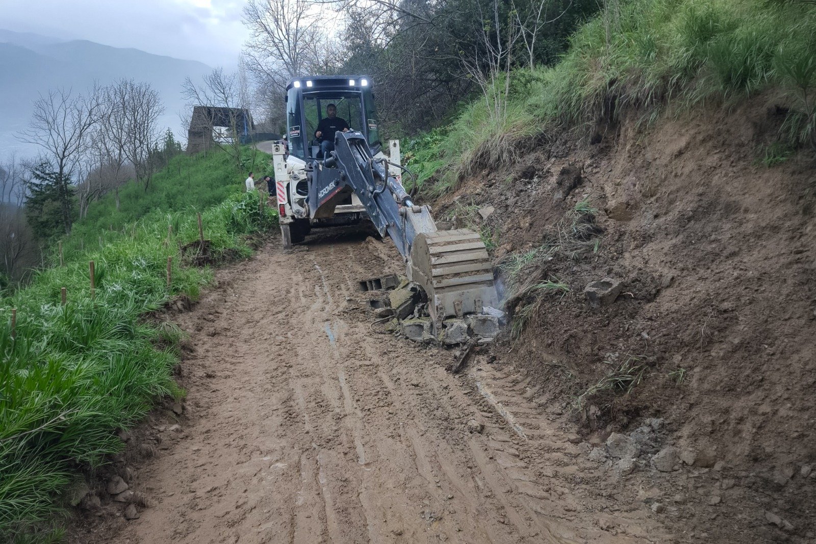 Efeler'de yağışlarla kapanan yollar açıldı