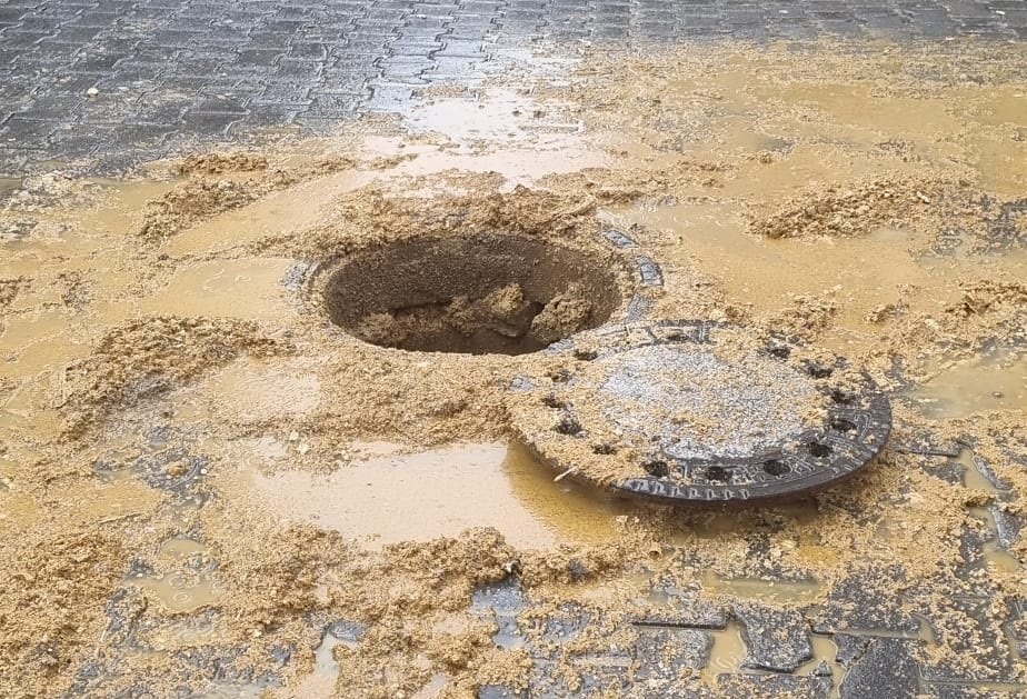 ASKİ’ni̇n açık bıraktığı rögar tehli̇ke saçıyor! Vatandaş Büyükşehi̇r'e tepki̇li