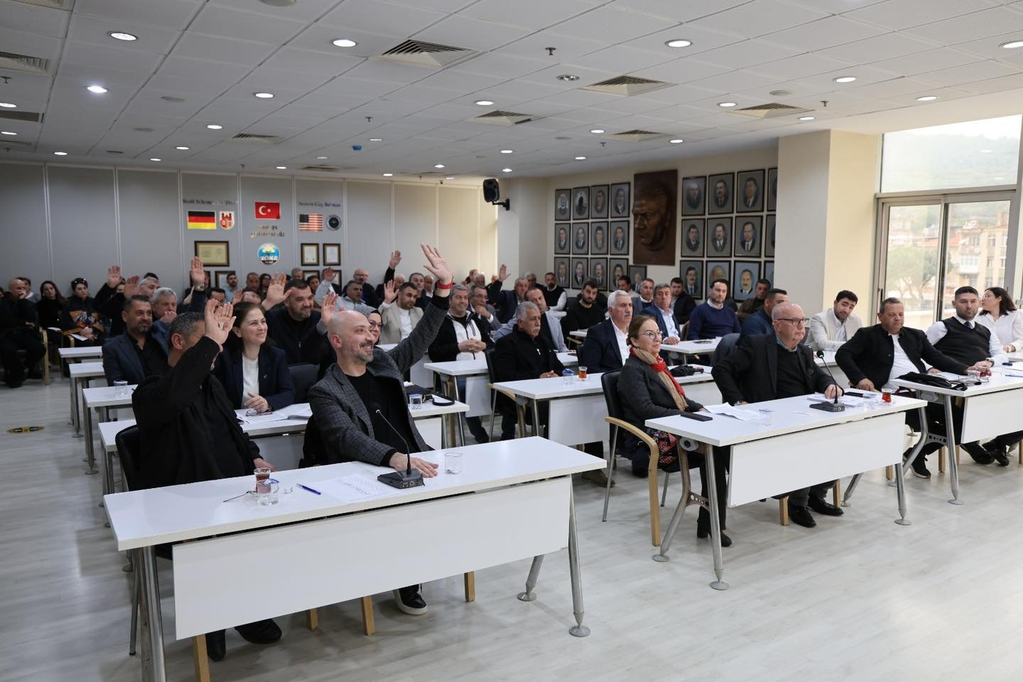 Söke'de CHP'den AK Parti'ye geçen meclis üyesi darp ettiği eşinden boşandı