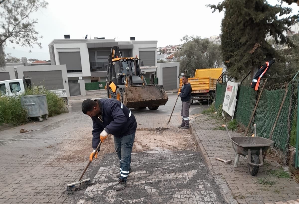 Kuşadası Belediyesi yol yapım ve bakım çalışmalarını sürdürüyor