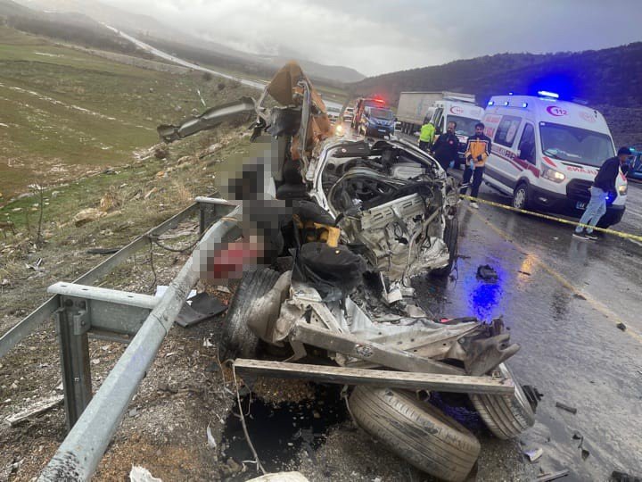 TIR ile otomobil kafa kafaya çarpıştı: 3 ölü, 1 yaralı