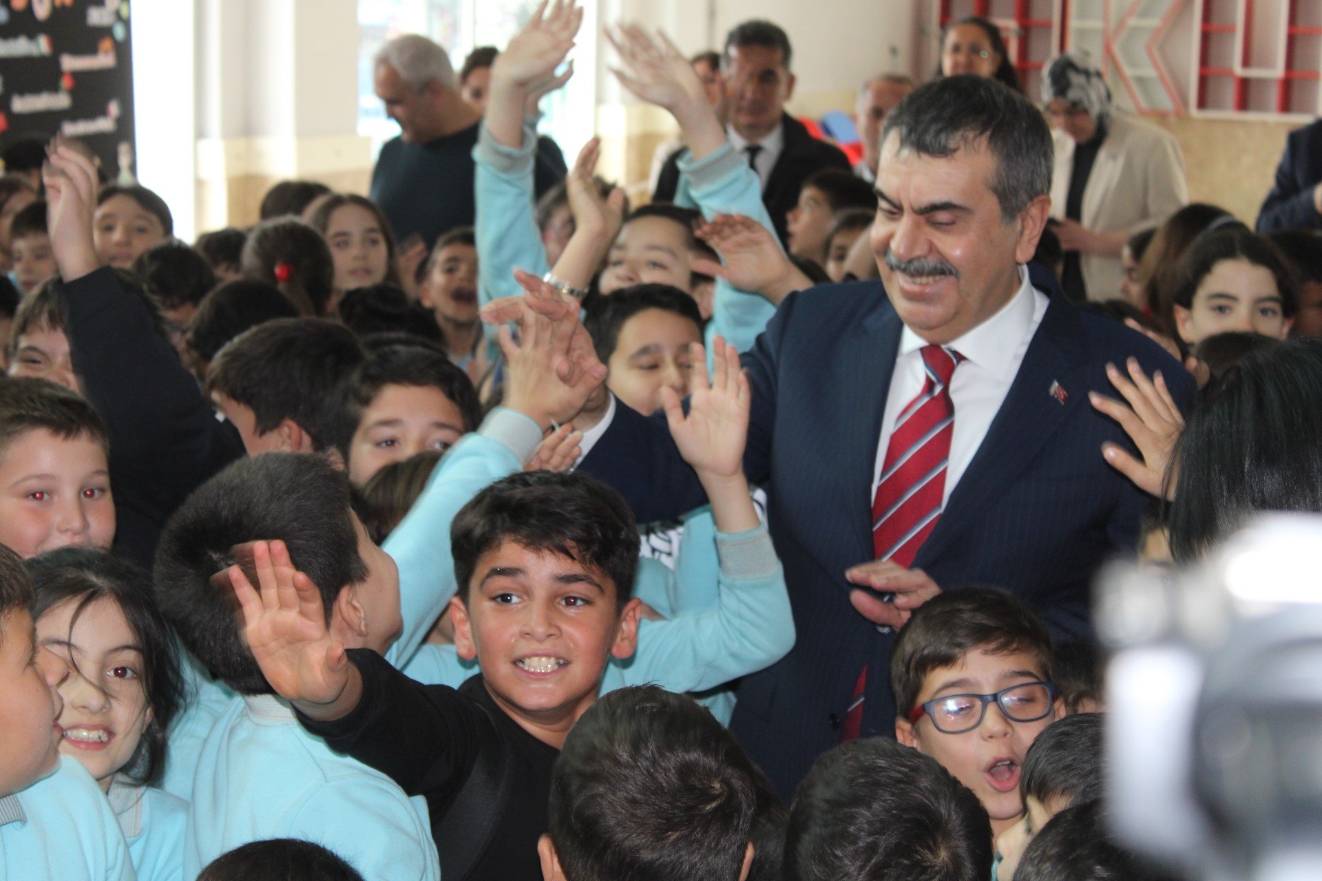 Bakan Tekin'den Aydınlı miniklere halı saha sözü