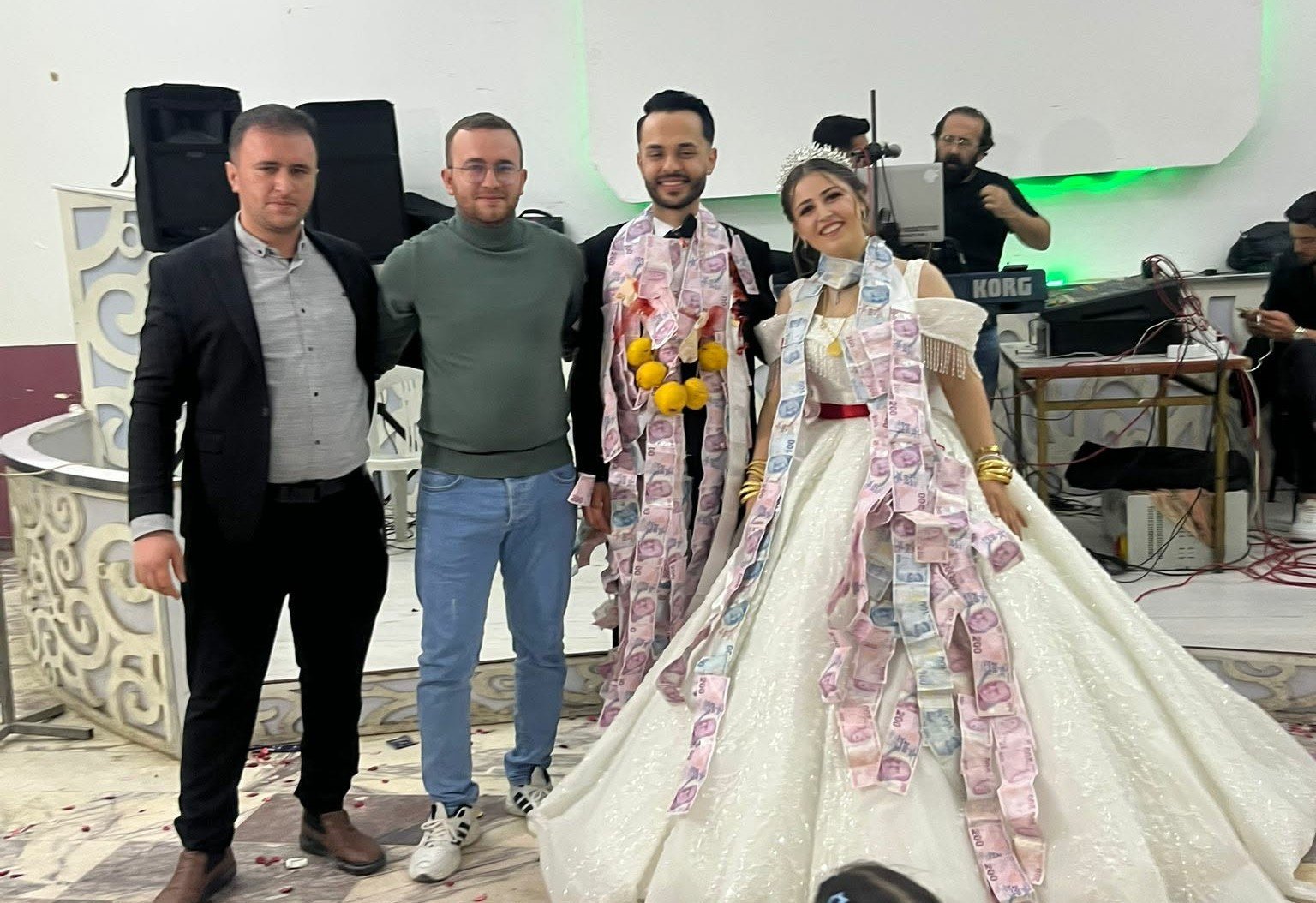 Damada altın yerine ayva taktılar