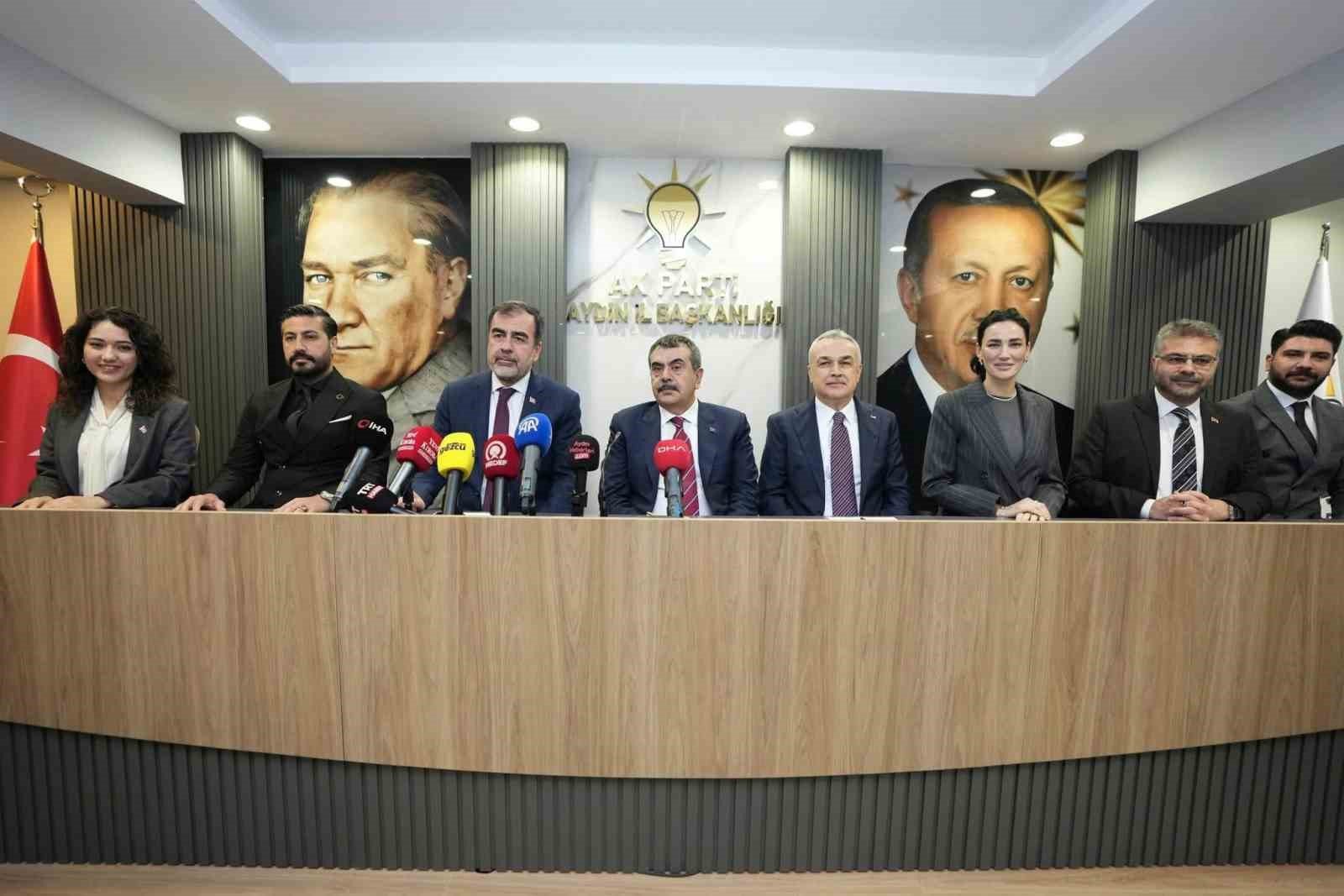 Bakan Tekin AK Parti İl Başkanlığı'nda partililer ile buluştu