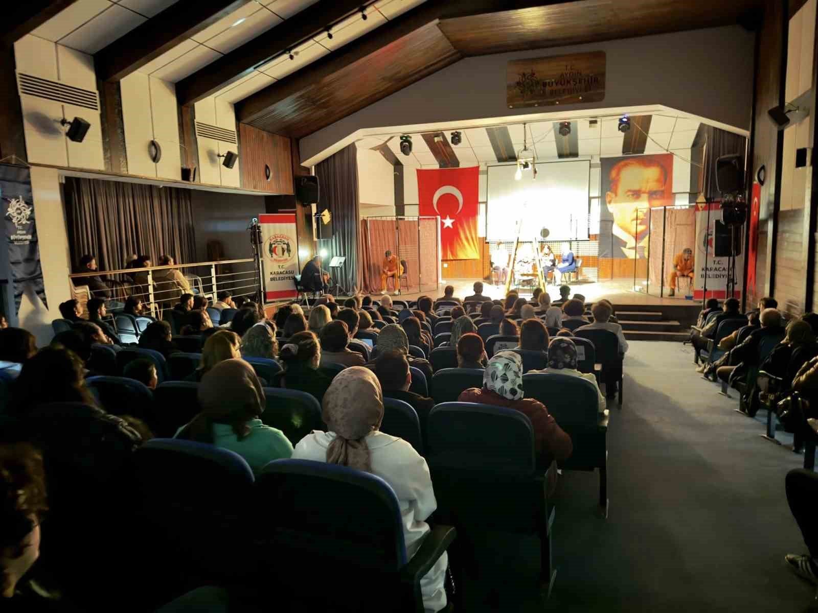 Karacasu'da 'Hepimiz Mahkumuz' oyunu büyük ilgi gördü