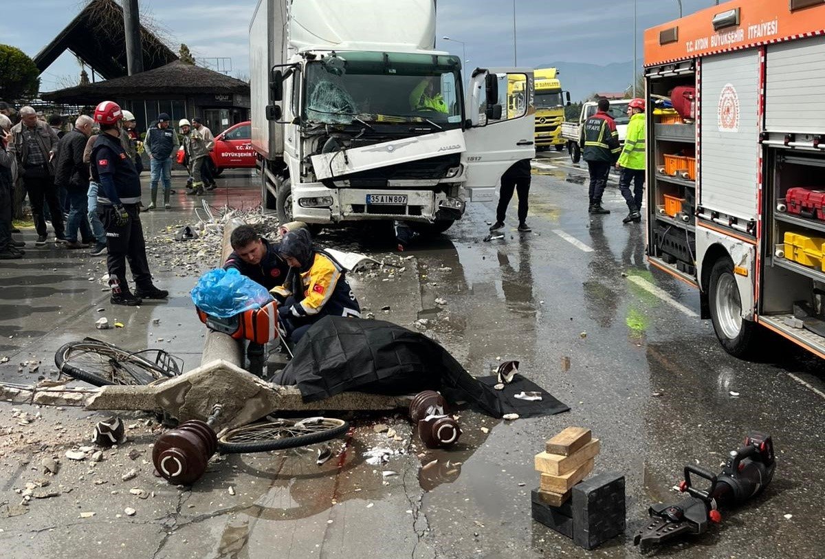 Köşk'te beton direğin altında kalan bisikletli hayatını kaybetti