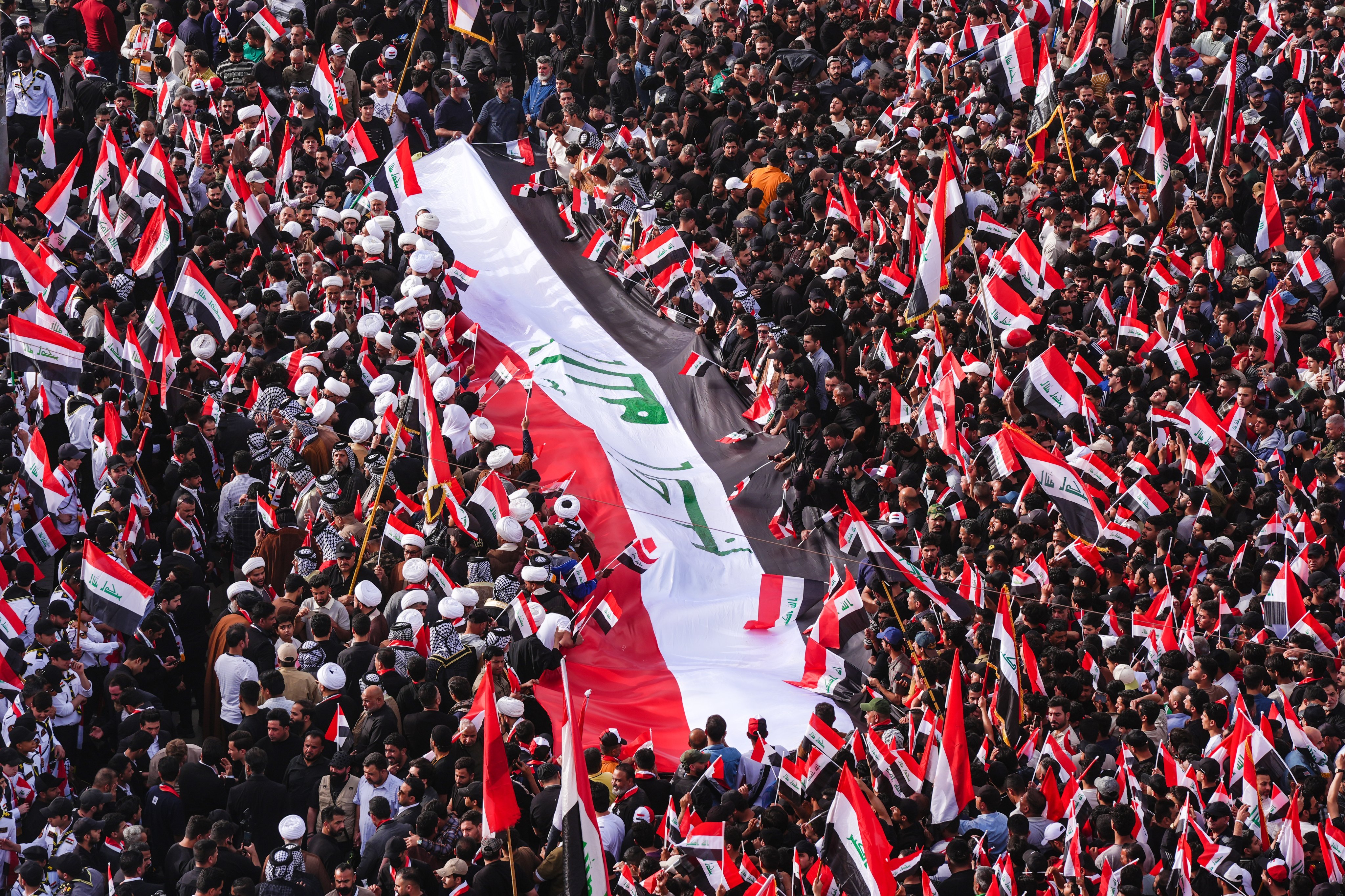 Bağdat'ta binlerce kişi İran'a destek için sokakları doldurdu