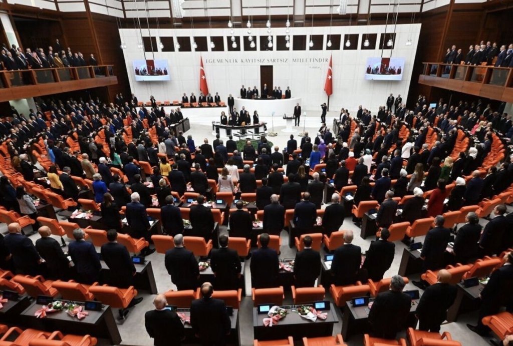 Meclis'ten geçti: Doğum izni 24 haftaya çıktı, 15 yaş altına sosyal medya yasağı geldi!