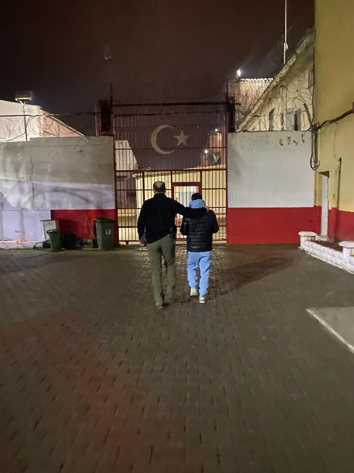 Polisi Görünce Uyuşturucuyu Attı, Kaçamadı (2)