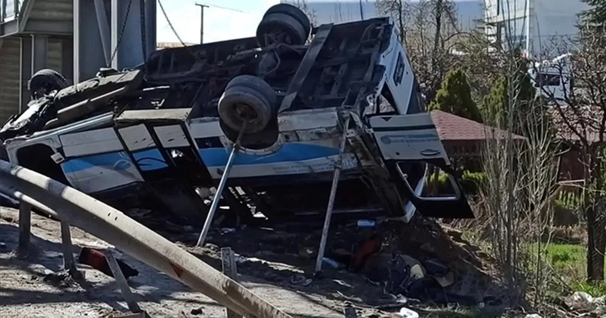 Ankara’da özel halk otobüsü köprü direğine çarptı: 5 ölü, 15 yaralı