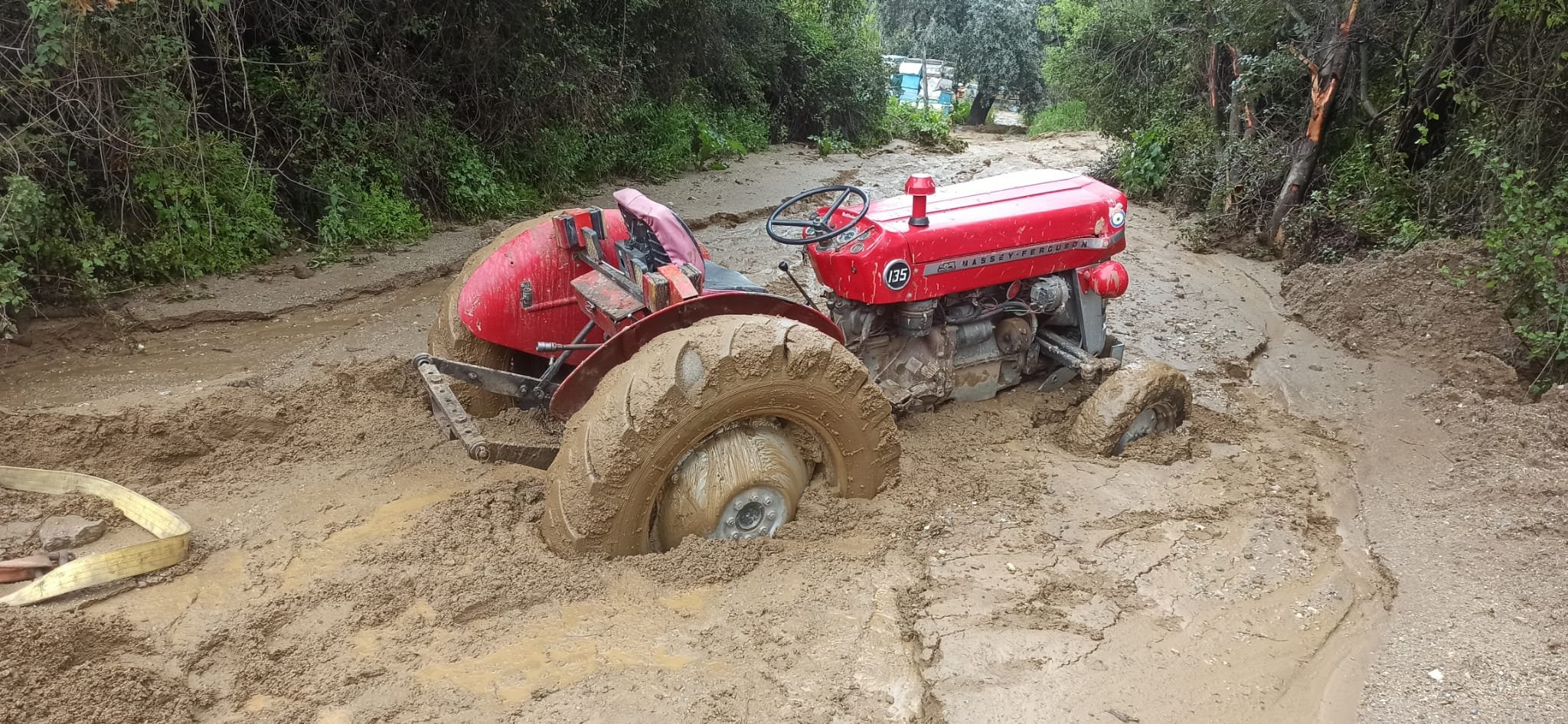 Aydın’da çiftçi battı, traktör çamura gömüldü