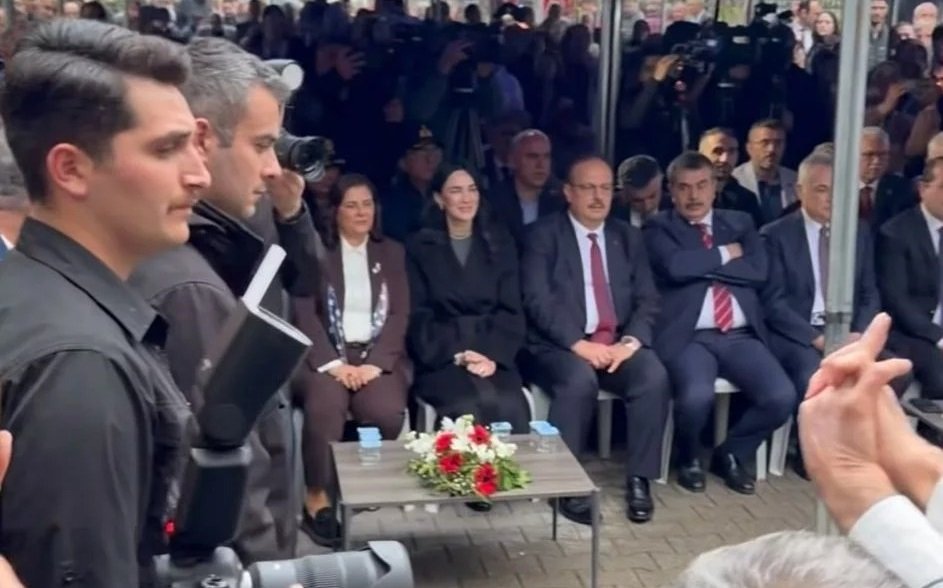 Bakan Tekin’e sehpa yok, Çerçioğlu’na var “Misafir Kim”