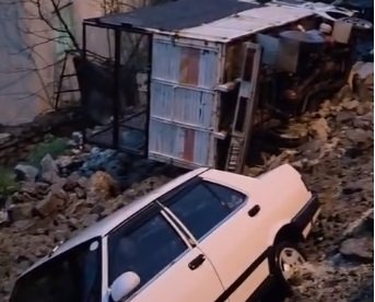 Söke’de o mahalle büyük gürültüyle uyandı: Duvar çöktü, araçlar zarar gördü