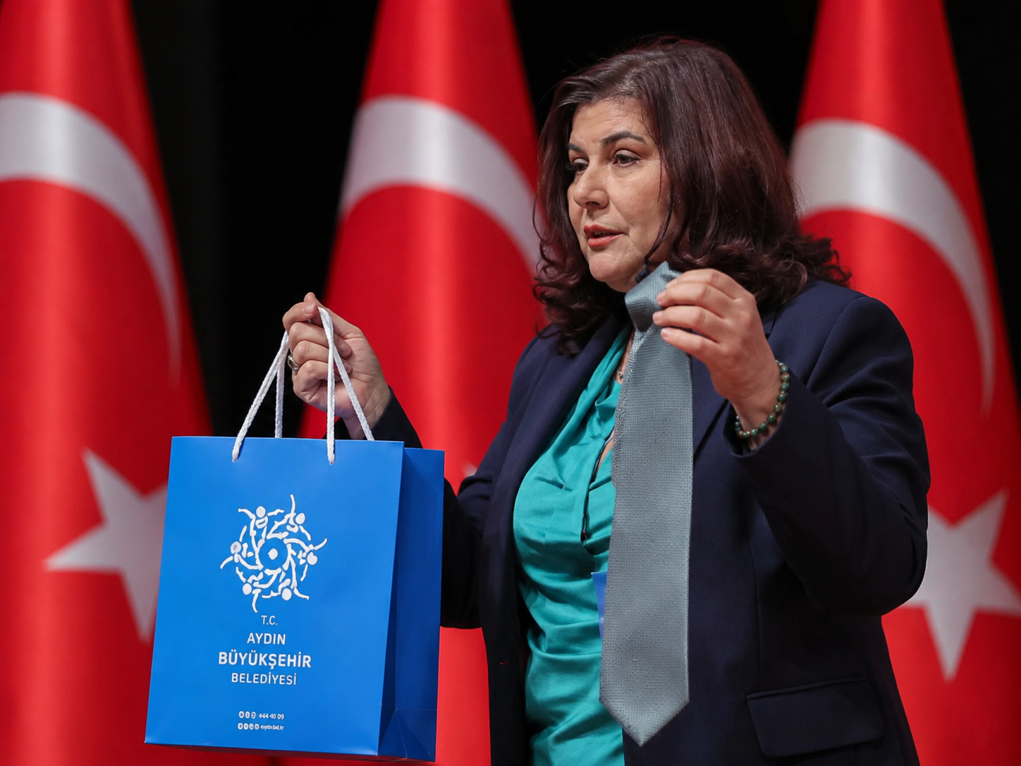 Lokum gibi katılım: AK Parti’ye katılan muhtar ve azalara kravat ve lokum hediyesi