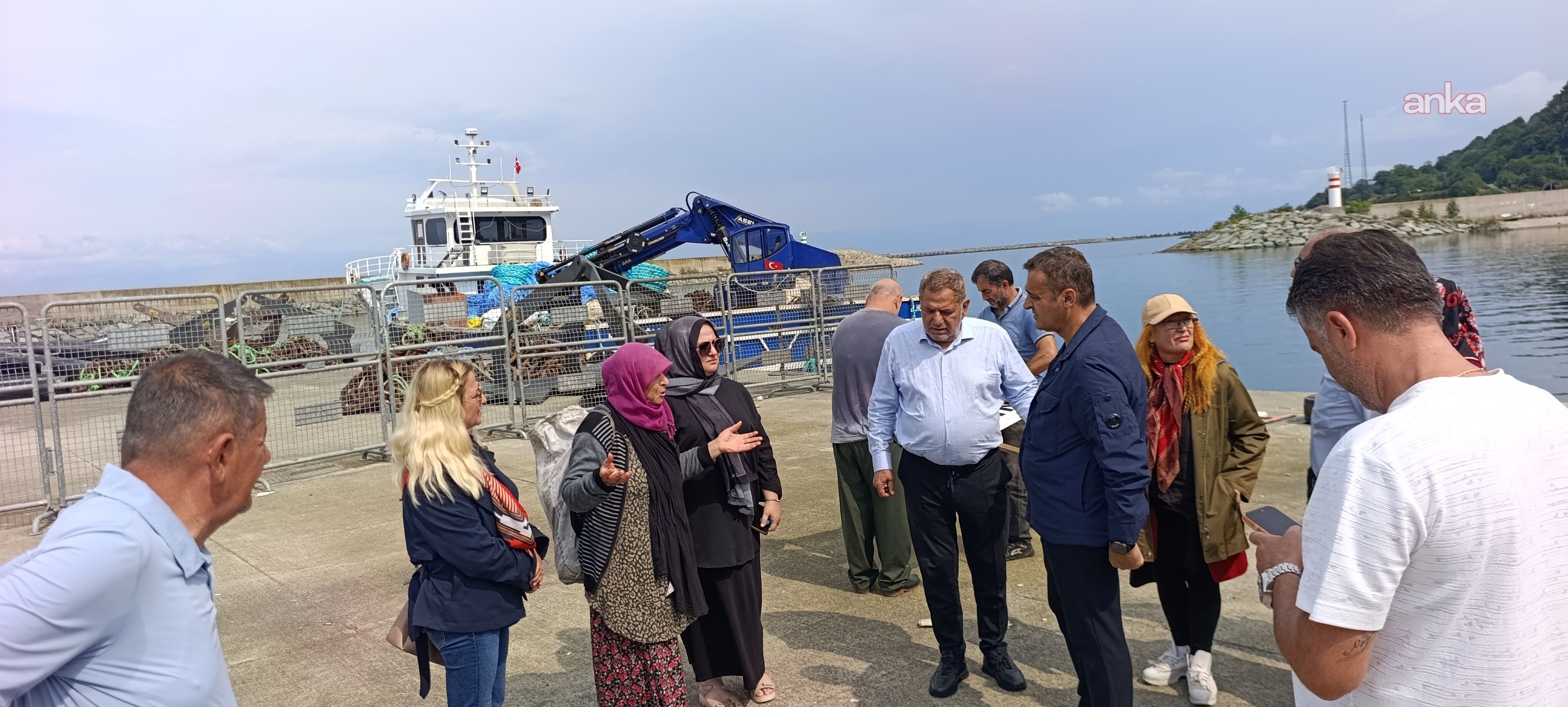Pazarlı balıkçılardan kafes balıkçılığına karşı oturma eylemi