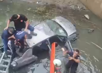Karacasu’da otomobil bariyerleri aşıp baraj kanalına uçtu: 2 yaralı