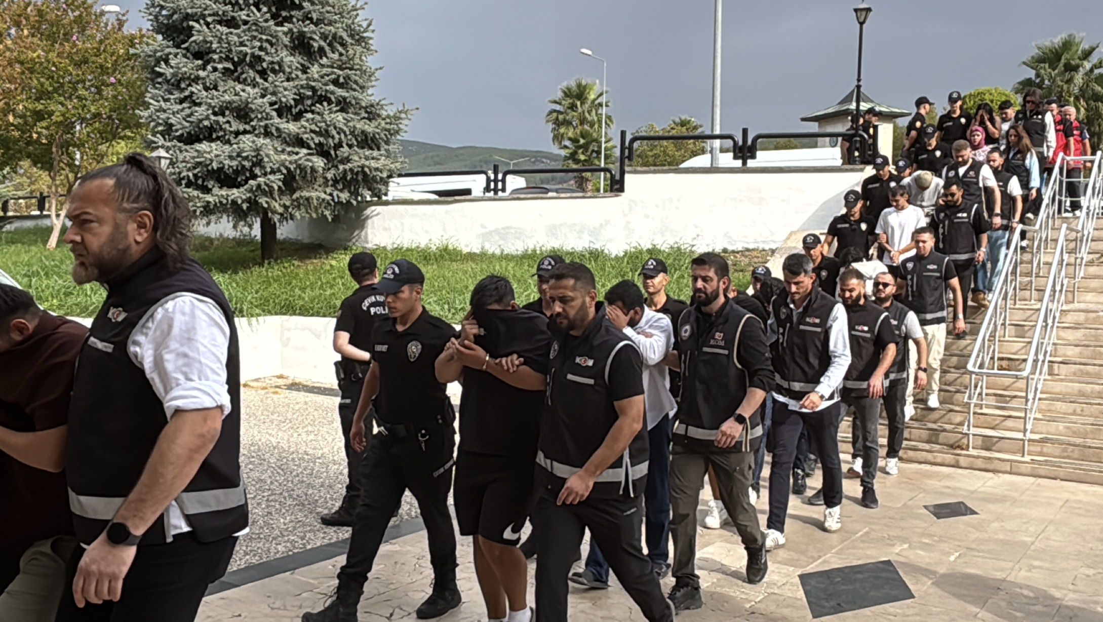 Muğla'da "Sokaklar Güvende" operasyonu: 20 şüpheli adliyede