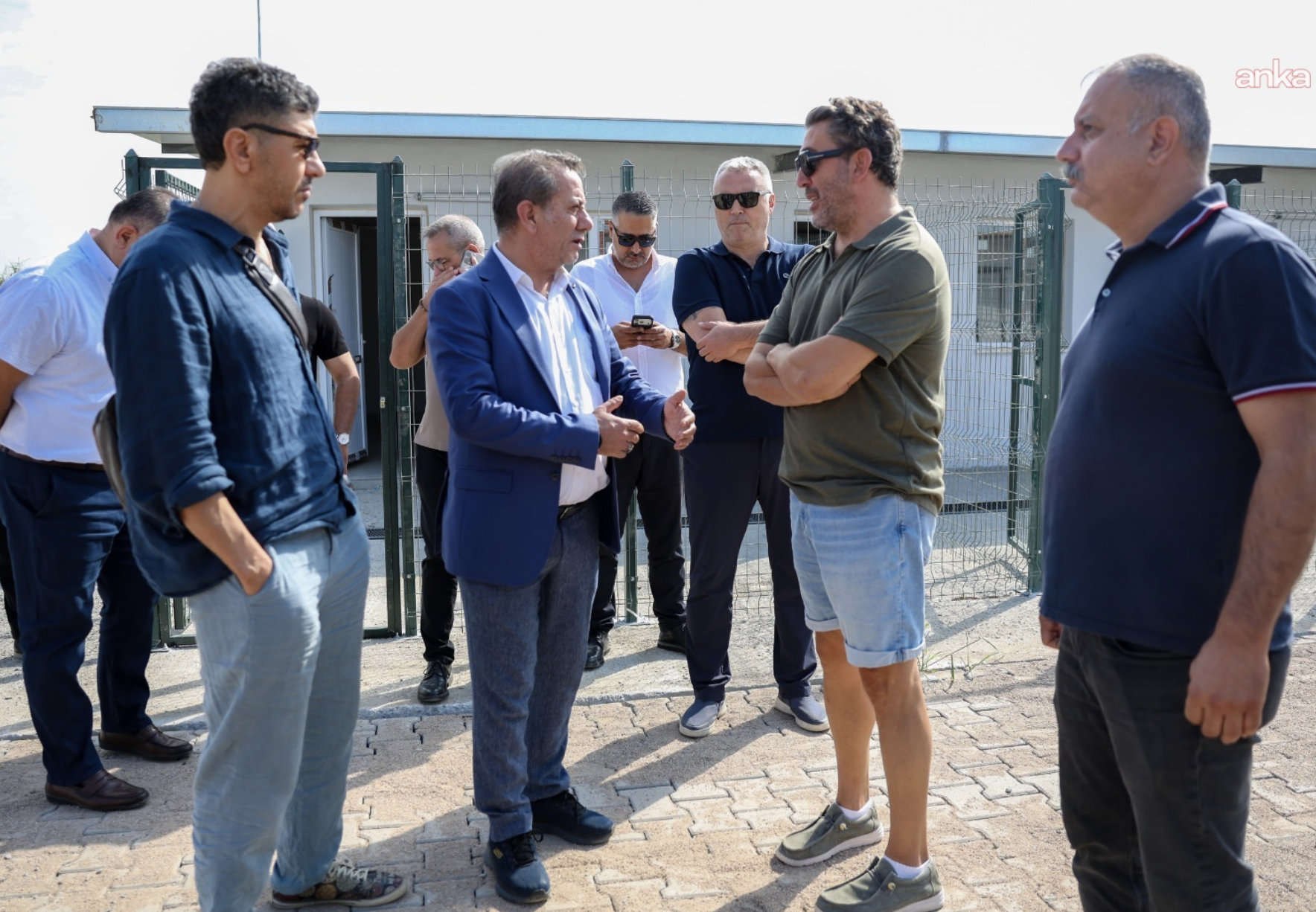 Emre Kınay’dan Efeler’de sokak hayvanlarına ziyaret