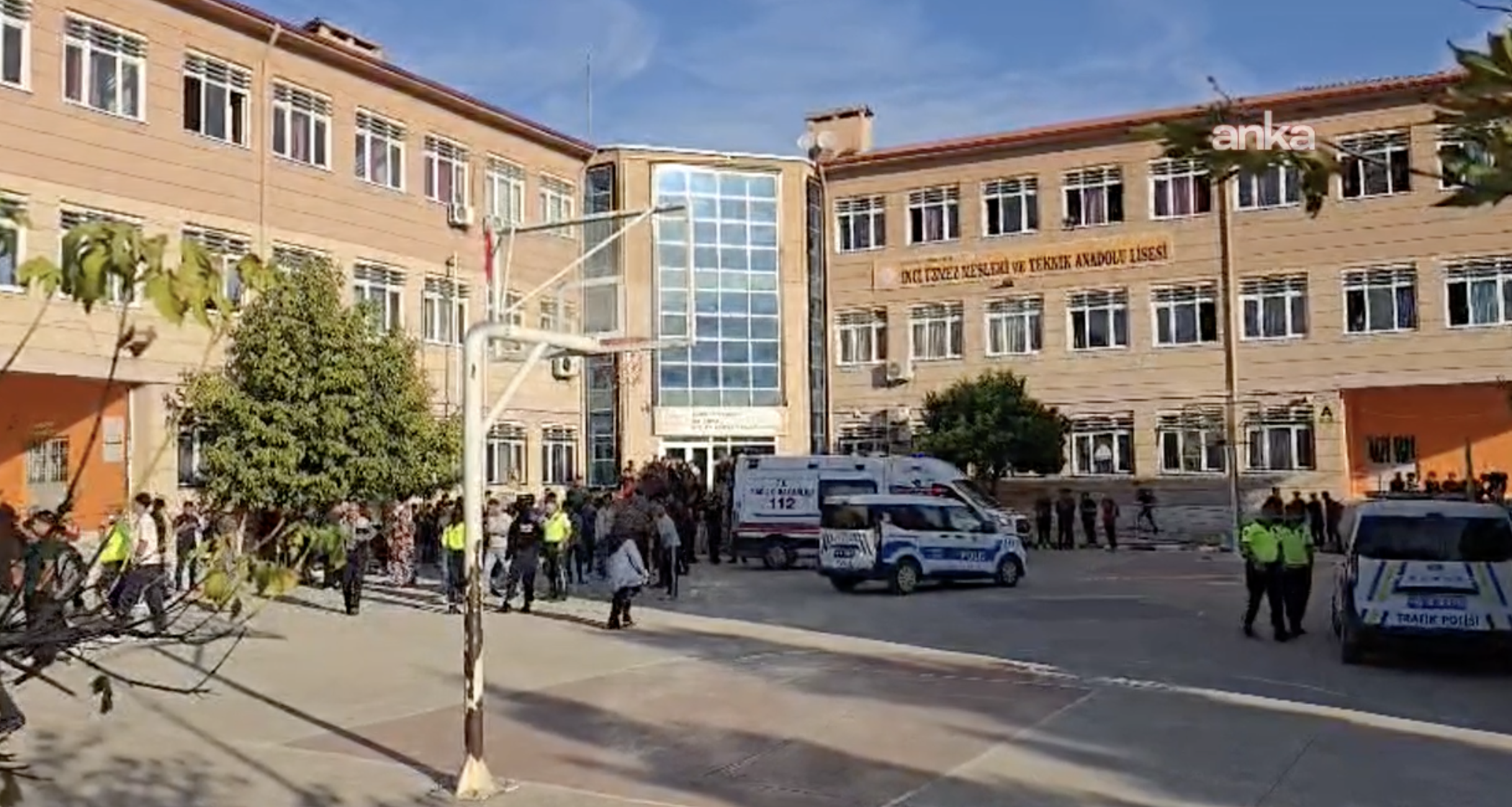 Manisa'da okul önünde silahlı saldırı!