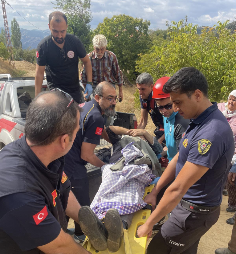Nazilli’de ceviz ağacından düşen yaşlı adam yaralandı