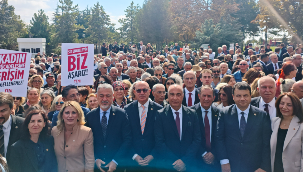 AYM önünde erişim engellerine karşı eylem: "Türkiye'yi sansürle susturamasınız"
